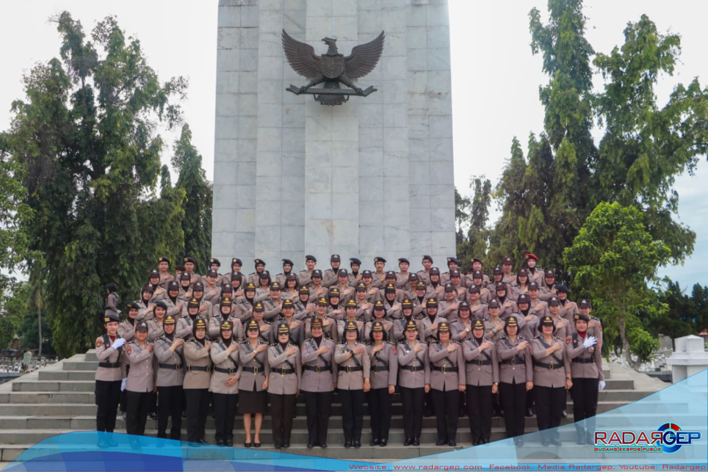 Polwan Polda Sumut Gelar Ziarah ke Taman Makam Pahlawan dalam Rangka Hari Jadi ke-77